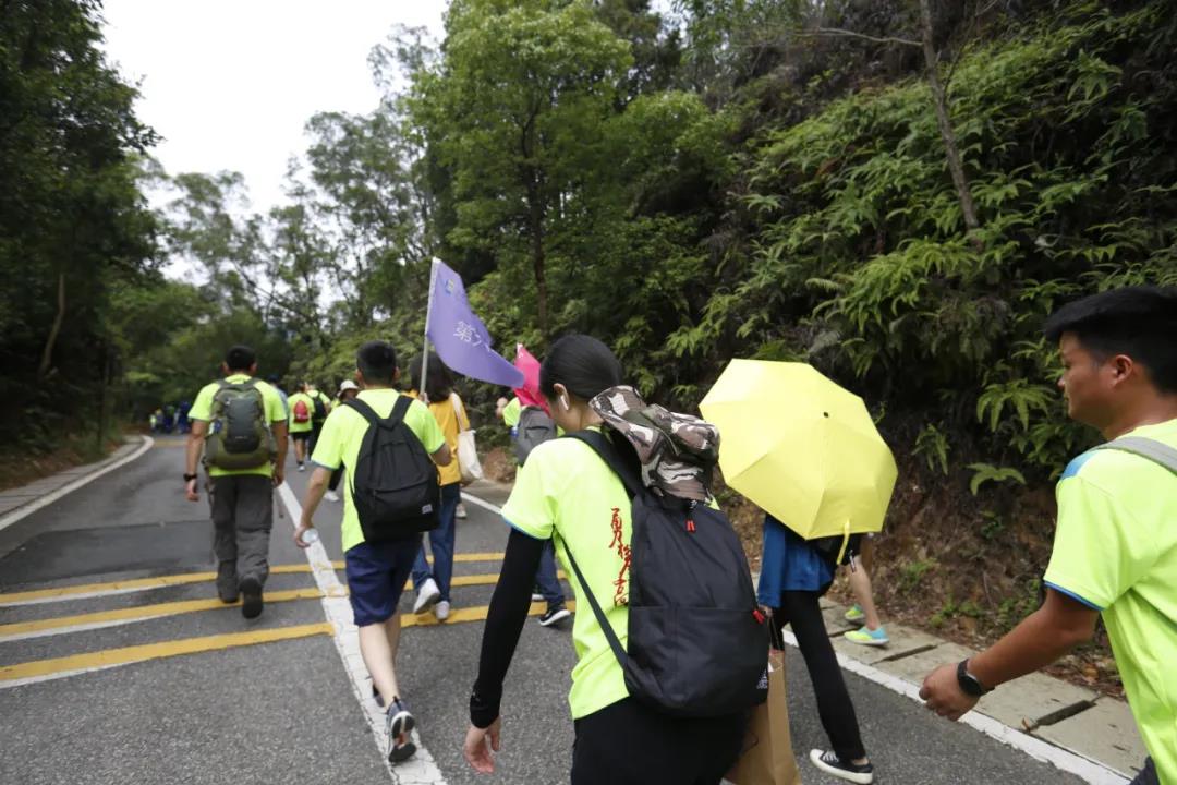 速易寶人登山途中