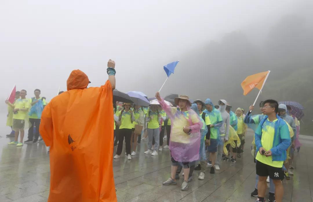 雨中的速易寶攀登者